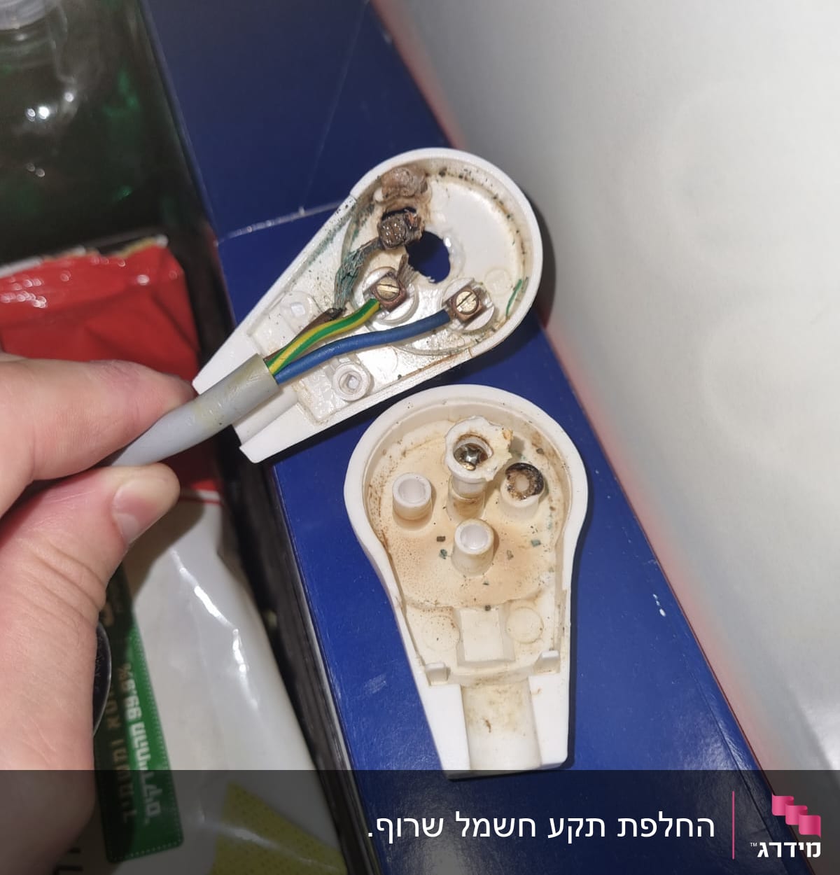 חוטי חשמל חשופים בתקע מפורק